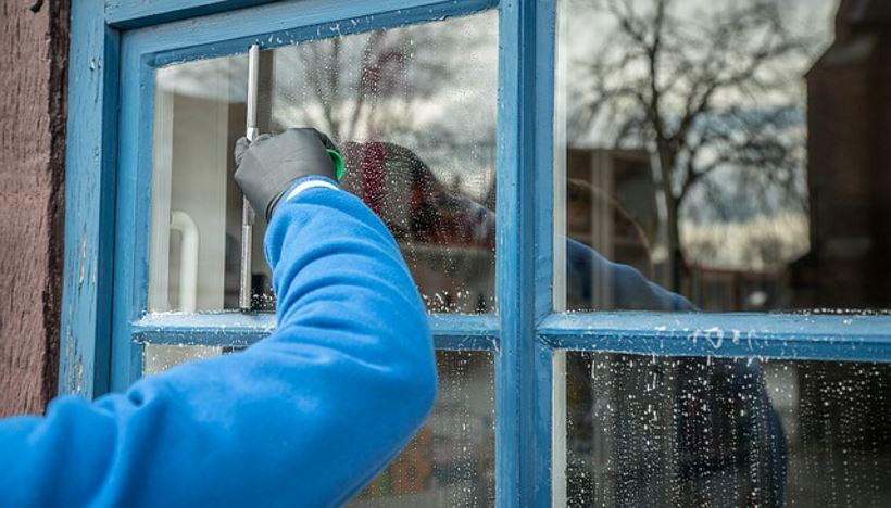 Pranie wykładzin i mycie okien w Warszawie – zadanie, które warto zlecić specjalistom