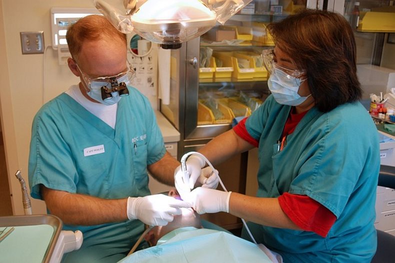 Implantologia w Warszawie, czyli jak wygląda zabieg wszczepienia implantów zęba?