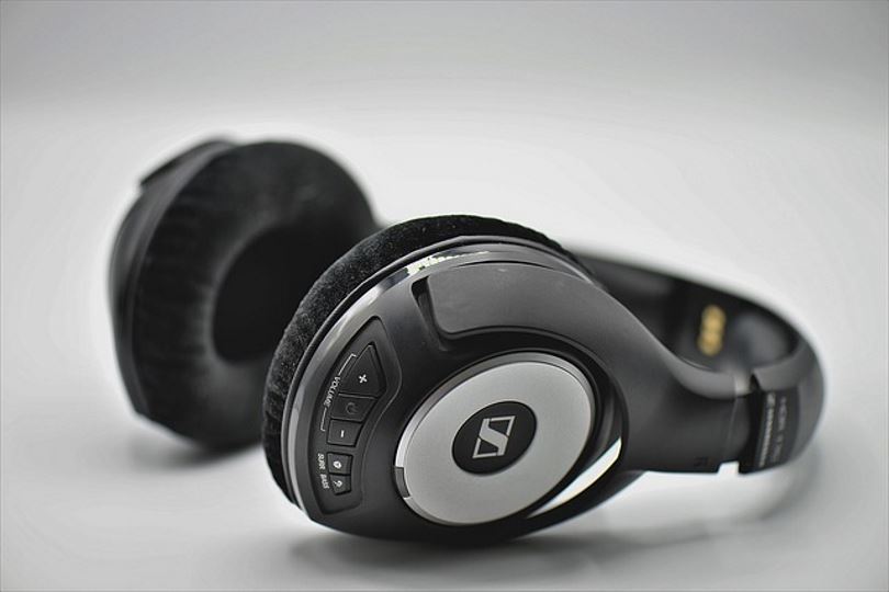 Wired headset, a może jednak bezprzewodowe – które są lepsze?