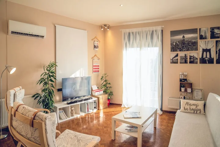 Funkcje Smart w klimatyzacji – sterowanie głosowe, czujniki ruchu i raporty zużycia energii