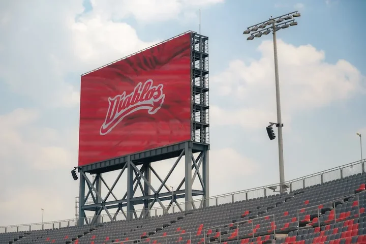 Odporność materiałów reklamowych na wiatr, deszcz i promieniowanie UV