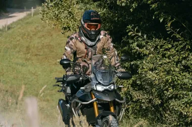 Kiedy warto zainwestować w specjalistyczną odzież na offroad zamiast uniwersalnych kurtek motocyklowych?