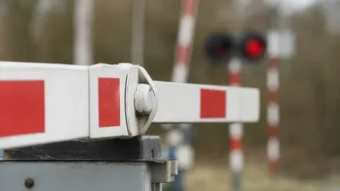 Nocne zamknięcia przejazdów pod Piotrkowem. Trzy ulice bez przejazdu