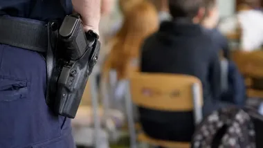 Policjant rozmawiał z dziećmi o przemocy. Padły też zasady na drodze