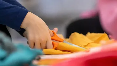 Moda bez wyrzucania ubrań. Uczniowie „Krakówki” poznali drugie życie tekstyliów