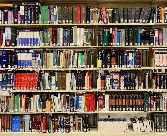 Wieczór piosenki i opowieści Lecha Dyblika przyciągnął piotrkowian do Mediateki