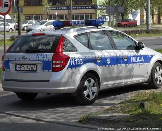Dzielnicowy z Rozprzy uczył uczniów o odblaskach i przeciwdziałaniu przemocy