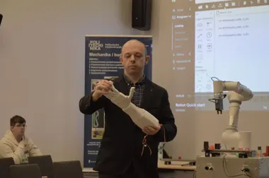 Nauka na żywo w Mediatece - roboty i mosty porwały uczniów