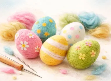 Seniorzy filcują pisanki w Mediatece - warsztat, który odmienia zwykłe popołudnie