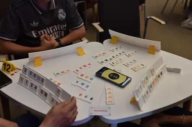 Rummikub w Piotrkowie rozgrzał stoliki - biblioteka miała sportowy puls