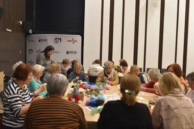 Filcowane pisanki w Mediatece 800-lecia - seniorzy złapali za igły i wełnę