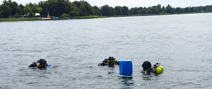 Piotrkowscy nurkowie ćwiczyli pod wodą, a potem wsparli chorego chłopca