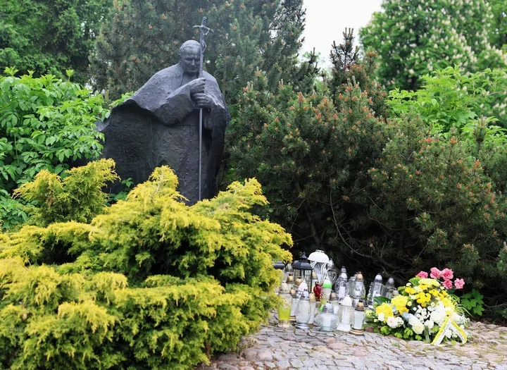 Znicze pod pomnikiem Jana Pawła II. Piotrków pamiętał o rocznicy