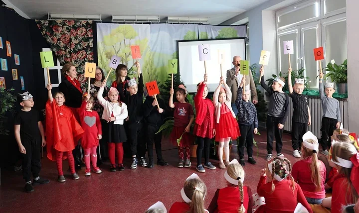 Pierwszoklasiści ze Szkoły Podstawowej nr 3 uczą się, skąd bierze się ciepło