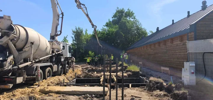 Lodowisko przy Żwirki nabiera kształtu. Zimą ślizgawka, latem korty
