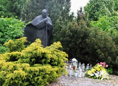Znicze pod pomnikiem Jana Pawła II. Piotrków pamiętał o rocznicy