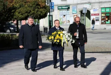 Kwiaty i znicze pod pomnikiem Jana Pawła II. Uczczono 48. rocznicę wyboru