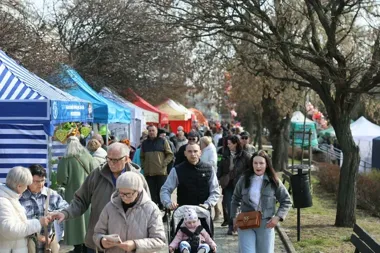 W parku św. Jana Pawła II świąteczny jarmark przyciągnął tłumy i wielkanocny gwar