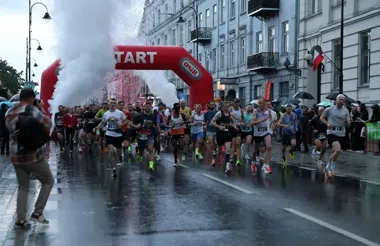 Ponad 800 biegaczy ruszyło na trasę. Jubileuszowy półmaraton przyciągnął tłumy