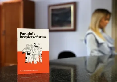 Bezpieczeństwo w kieszeni. W Piotrkowie można odebrać poradnik