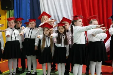 77 pierwszaków w Szkole Podstawowej nr 10 – pasowanie przy polonezie
