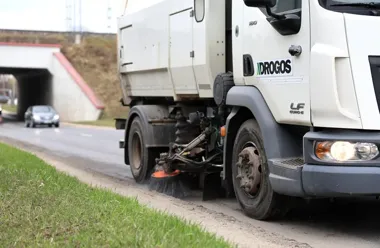 Piotrków Trybunalski wiosennie porządkowany – tony piachu znika z ulic i parków