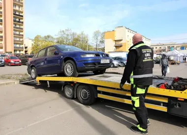 Piotrkowskie parkingi bez wraków – miasto usuwa kolejne porzucone auta