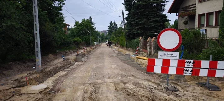 Pod ulicą Kwiatową trwa przebudowa. Pierwsza masa bitumiczna w sierpniu