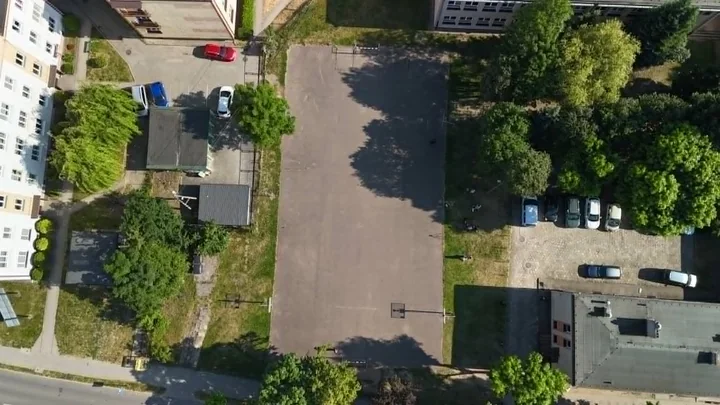 Betonowe boisko przy SP nr 13 odchodzi w zapomnienie. Rodzice czekali trzy lata