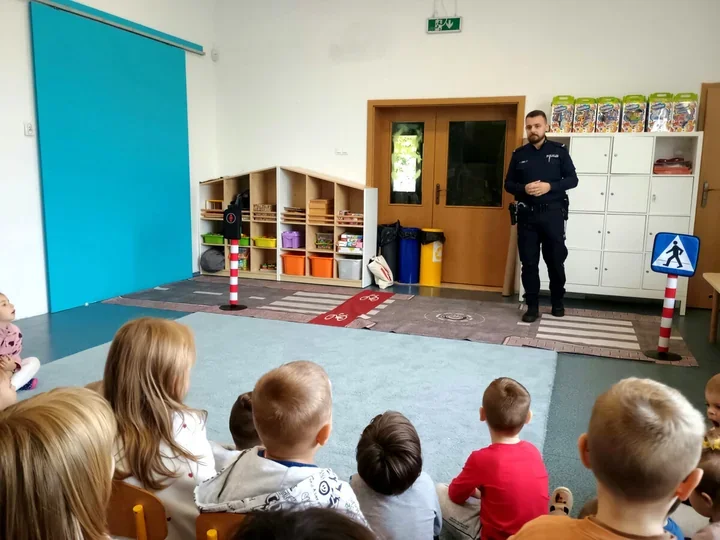 Policjant odwiedził przedszkolaki w Moszczenicy. Mówił o zagrożeniach