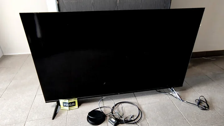 Dał dach - goście zabrali telewizor i zaczęli grozić mu śmiercią