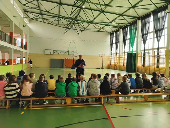 Dzielnicowy wziął na cel hejt i cyberzagrożenia w gorzkowickiej szkole