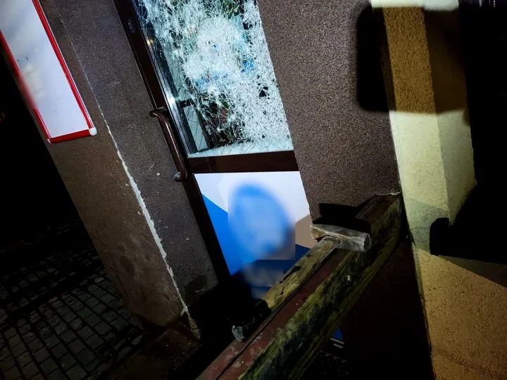 Młotkiem rozbił witrynę sklepu - 49-latek zatrzymany po chwili
