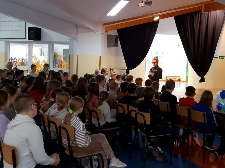 Policja w szkołach - uczniowie usłyszeli o hejcie i otrzymali odblaski