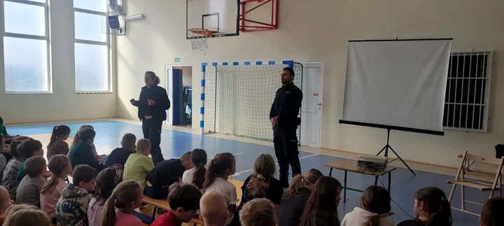 Policyjni edukatorzy w SP Baby - nowe przepisy od 3 marca uczą bezpieczeństwa