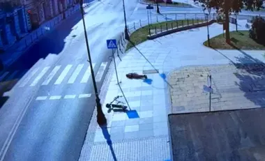 13-latek bez kasku przewrócił się na hulajnodze. Trafił do szpitala