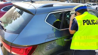 W aucie temperatura rośnie w kilka minut. Policja z Piotrkowa ostrzega
