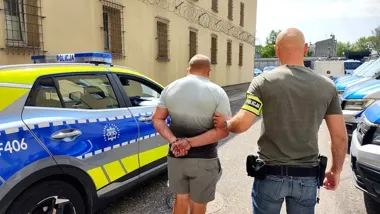 Ponad 2 promile i uderzenie w budynek. Nocna jazda 33-latka