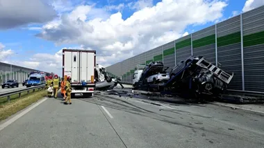Zasnął za kierownicą ciężarówki na A1. Uderzył w stojącego Mercedesa