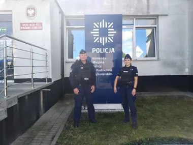 20-latek leżał z głową na szynie. Policjanci zdążyli przed pociągiem