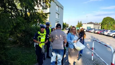 Komisarz Zebruś przy przejściu. Policja pilnuje drogi do szkoły