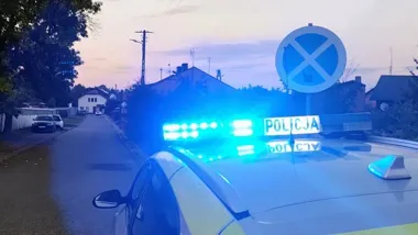 Audi na chodniku i cztery naruszenia. 56-latek bez uprawnień
