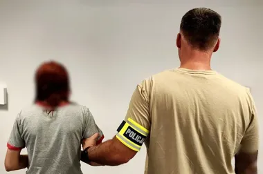 Plecak z pieniędzmi zniknął z ławki przy dworcu. Jest zarzut dla 39-latki