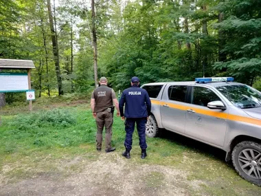 Wspólny patrol w lasach pod Piotrkowem. Służby sprawdzały kilka zagrożeń
