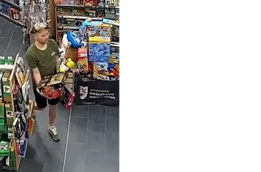 Policja szuka mężczyzny z monitoringu. Kradzież w galerii w Piotrkowie