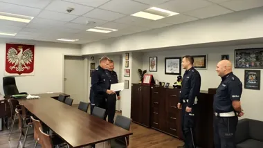 Po służbie zauważył kobietę bez pieniędzy. Policjant z Piotrkowa pomógł