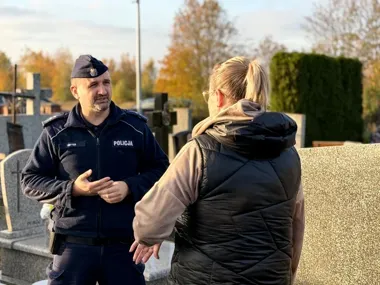 Policjant ostrzegł przed kieszonkowcami na cmentarzu w Czarnocinie