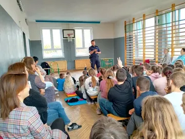 W Nowej Wsi policjanci ostrzegli uczniów przed hejtem i codziennymi pułapkami