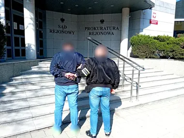 Narkotyki w kuchni i salonie - pies wywąchał cały domowy magazyn