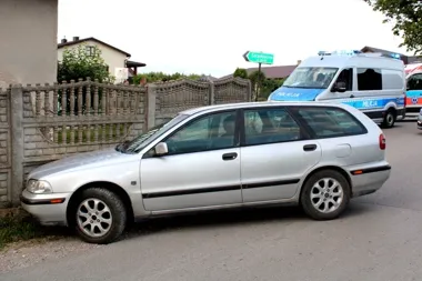 16-latka z promilem za kierownicą rozbiła Volvo o betonowy płot